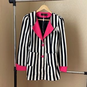 Long sleeve jacket with pockets. It’s light and soft.